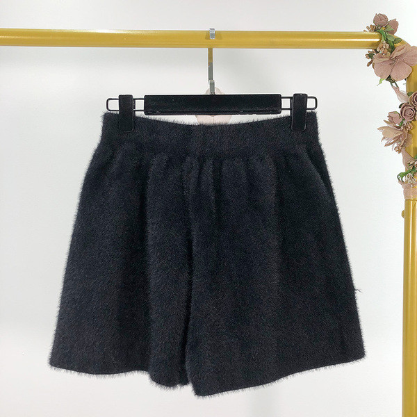 Γυναικεία  σορτς  χνουδοτό ύφασμα  σε μαύρο χρώμα