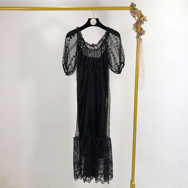 Μακρύ κομψό δαντελωτό φόρεμα σε μαύρο χρώμα