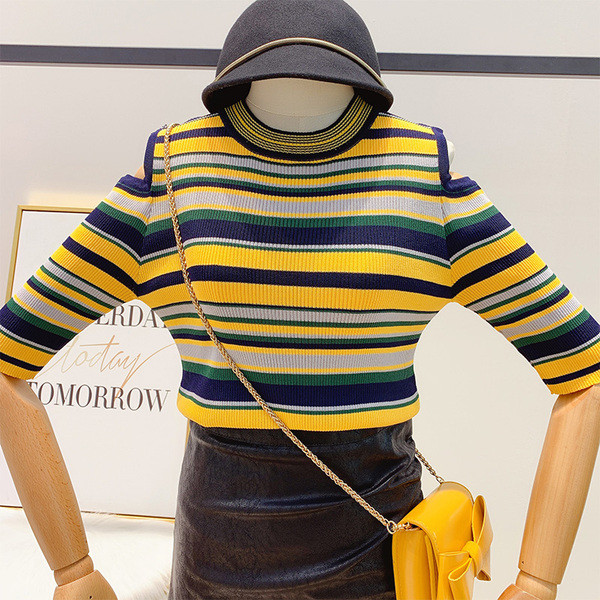 Csíkos női pulóver csupasz váll és 3/4 ujjú