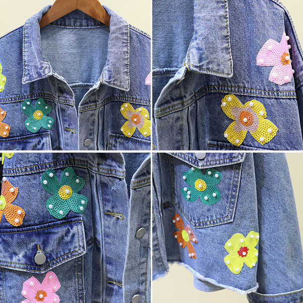 Γυναικείο τζιν μπουφάν με λουλούδια και πέρλες  σε μπλε χρώμα