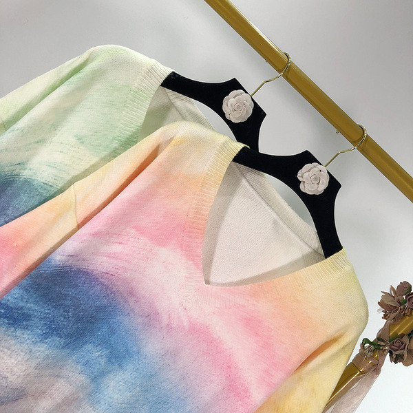 Női pulóver spitz nyakkivágással, irizáló színekben