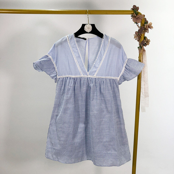 Rövid csíkos női ruha spitz nyakkivágással és lótusz ujjakkal