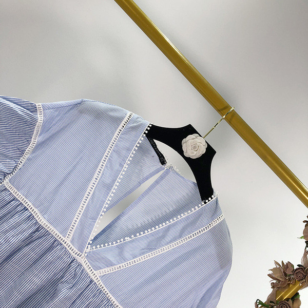 Rövid csíkos női ruha spitz nyakkivágással és lótusz ujjakkal