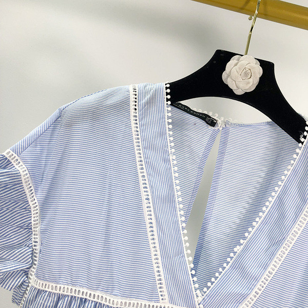 Rövid csíkos női ruha spitz nyakkivágással és lótusz ujjakkal