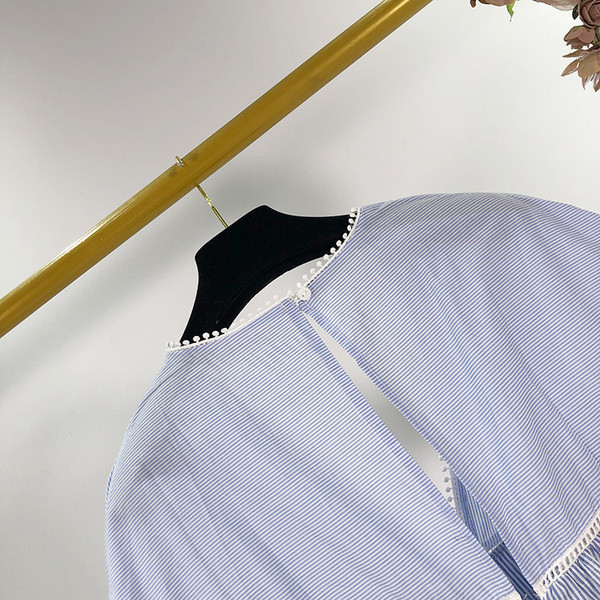 Rövid csíkos női ruha spitz nyakkivágással és lótusz ujjakkal