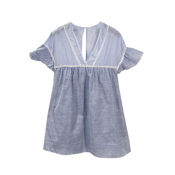 Rövid csíkos női ruha spitz nyakkivágással és lótusz ujjakkal