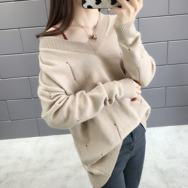 Μοντέρνο γυναικείο πουλόβερ  με λαιμόκοψη σε διάφορα χρώματα