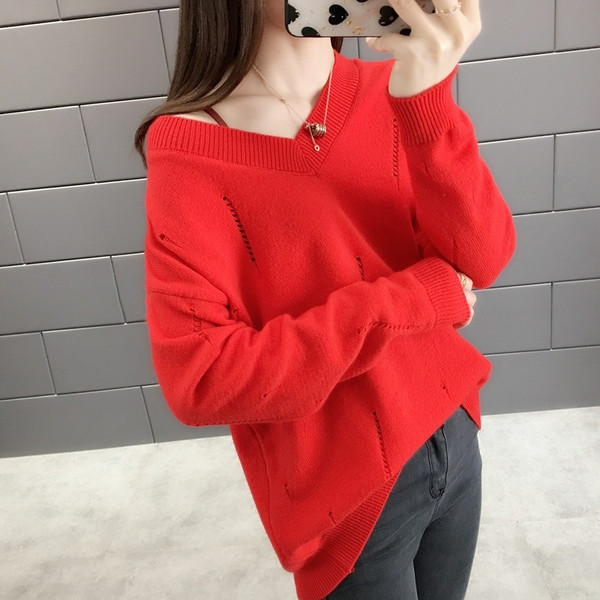 Μοντέρνο γυναικείο πουλόβερ  με λαιμόκοψη σε διάφορα χρώματα