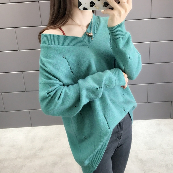 Μοντέρνο γυναικείο πουλόβερ  με λαιμόκοψη σε διάφορα χρώματα