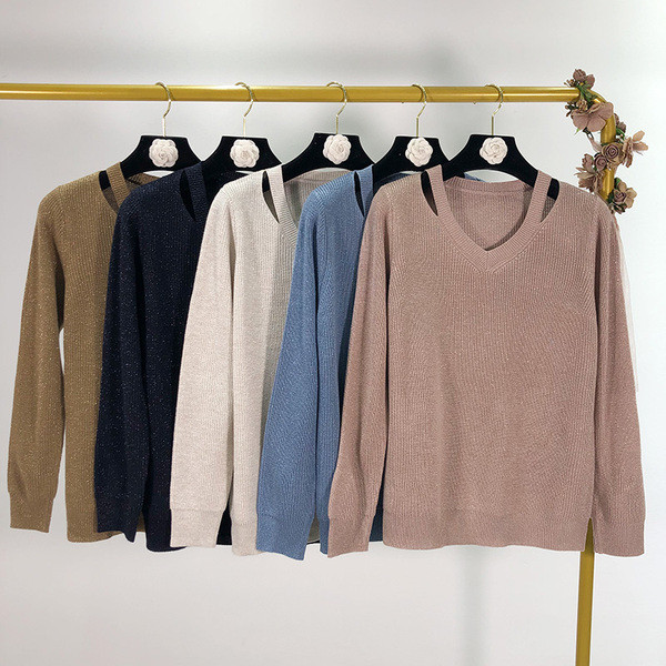 Γυναικείο πουλόβερ  με λαιμόκοψη σε πέντε χρώματα με γυαλιστερό αποτέλεσμα