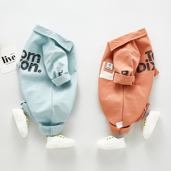 Új modell baba overall fiúknak klasszikus gallérral és gombokkal, két színben