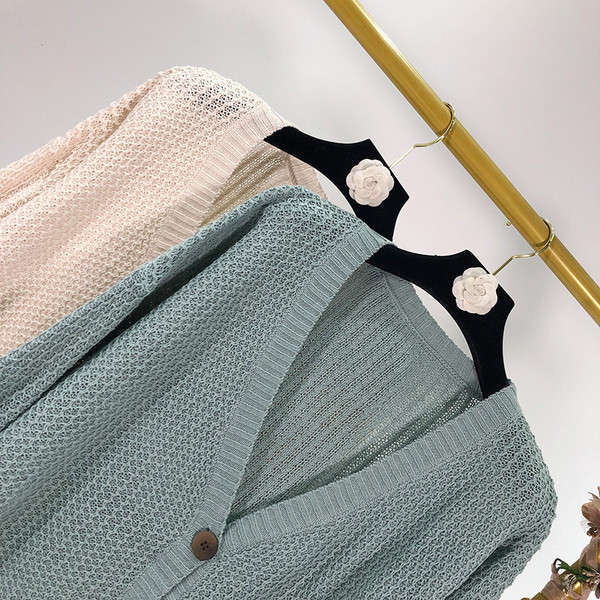 Vékony kötött kardigán mély spitz nyakkivágással, két színben