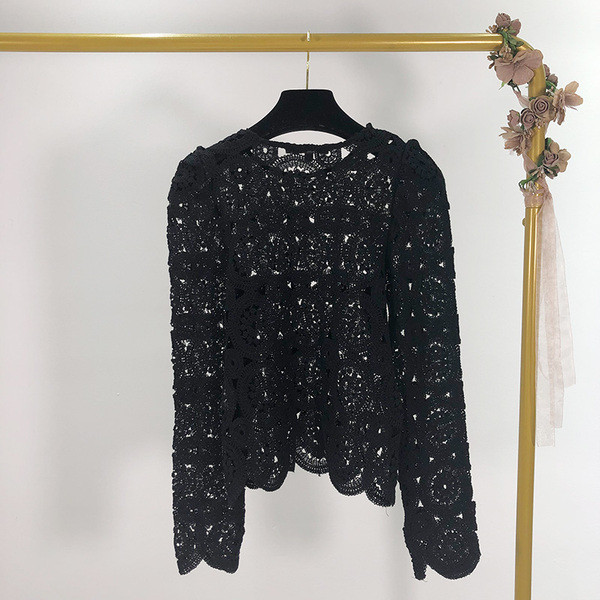 Μοντέρνα γυναικεία μπλούζα με λεπτό πλέξιμο σε μαύρο χρώμα