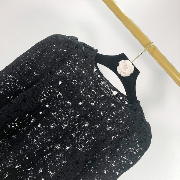 Μοντέρνα γυναικεία μπλούζα με λεπτό πλέξιμο σε μαύρο χρώμα