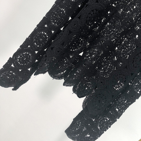 Μοντέρνα γυναικεία μπλούζα με λεπτό πλέξιμο σε μαύρο χρώμα