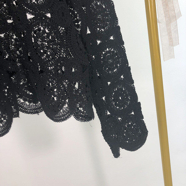 Μοντέρνα γυναικεία μπλούζα με λεπτό πλέξιμο σε μαύρο χρώμα