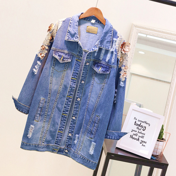 Μοντέρνο μακρύ μπουφάν τζιν με τσέπες και τρισδιάστατα στοιχεία