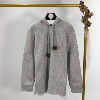 Γυναικείο φούτερ με κουκούλα και κορδόνια σε γκρι και μαύρο χρώμα