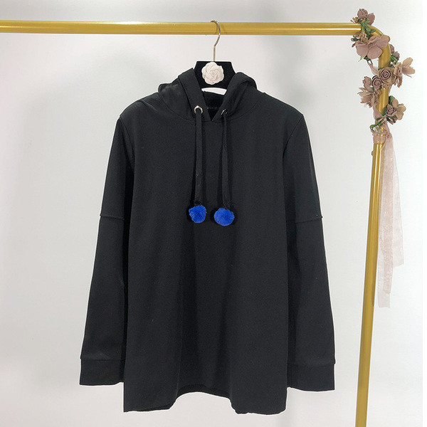 Γυναικείο φούτερ με κουκούλα και κορδόνια σε γκρι και μαύρο χρώμα