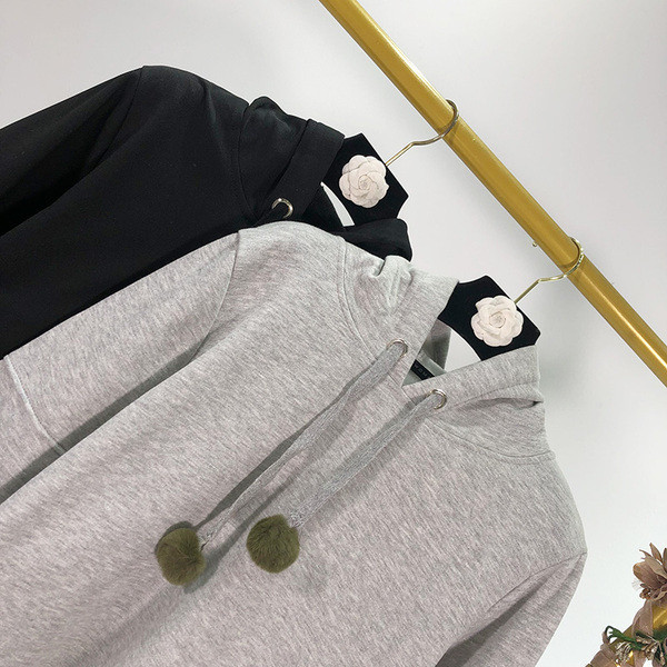 Γυναικείο φούτερ με κουκούλα και κορδόνια σε γκρι και μαύρο χρώμα