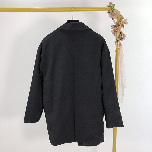 Női kabát aszimmetrikus rögzítéssel, fekete színben