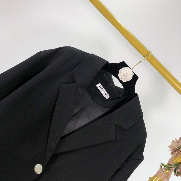 Női kabát aszimmetrikus rögzítéssel, fekete színben