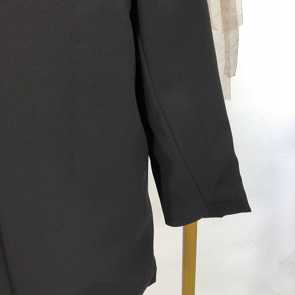 Női kabát aszimmetrikus rögzítéssel, fekete színben