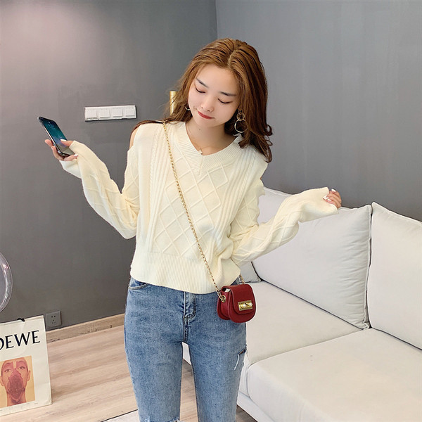 Μοντέρνο γυναικείο πουλόβερ  με γυμνούς ώμους σε μαύρο και άσπρο χρώμα