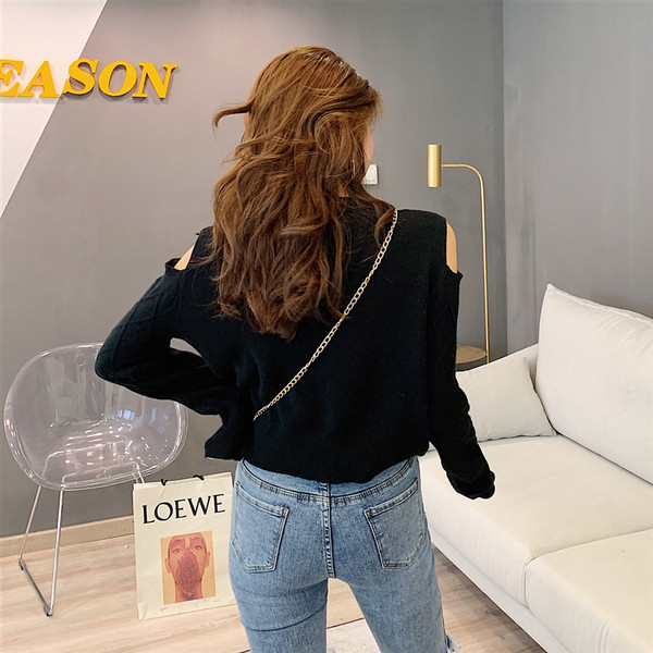 Μοντέρνο γυναικείο πουλόβερ  με γυμνούς ώμους σε μαύρο και άσπρο χρώμα