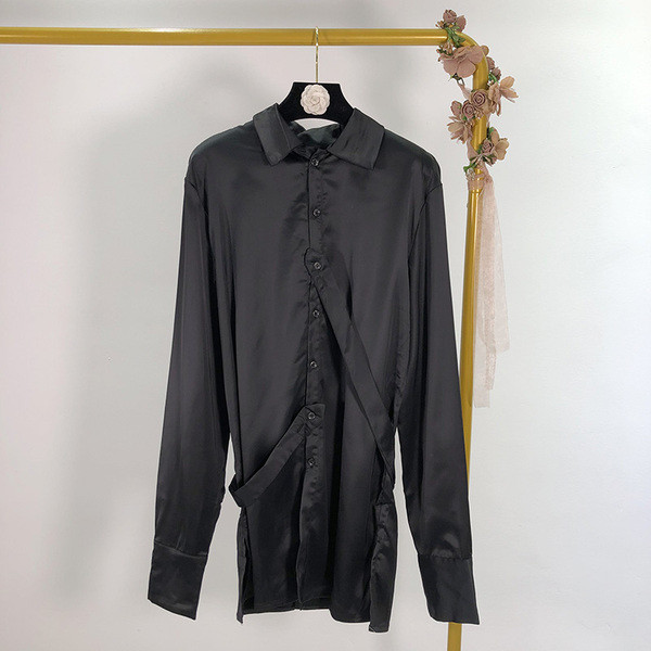 Μακρύ γυναικείο πουκάμισο με κλασικό γιακά σε λευκό και μαύρο χρώμα