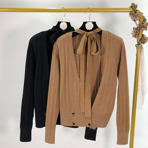 Női mellény mély spitz nyakkivágással, barna és fekete színben