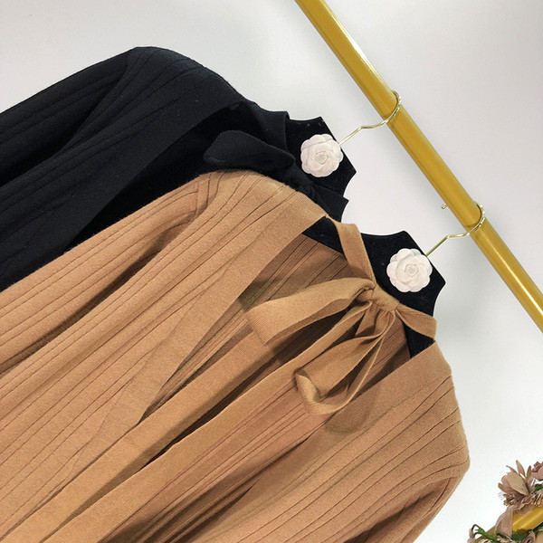 Női mellény mély spitz nyakkivágással, barna és fekete színben