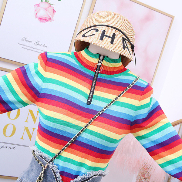 Csíkos női dáma új modellje pólógallérral és cipzárral