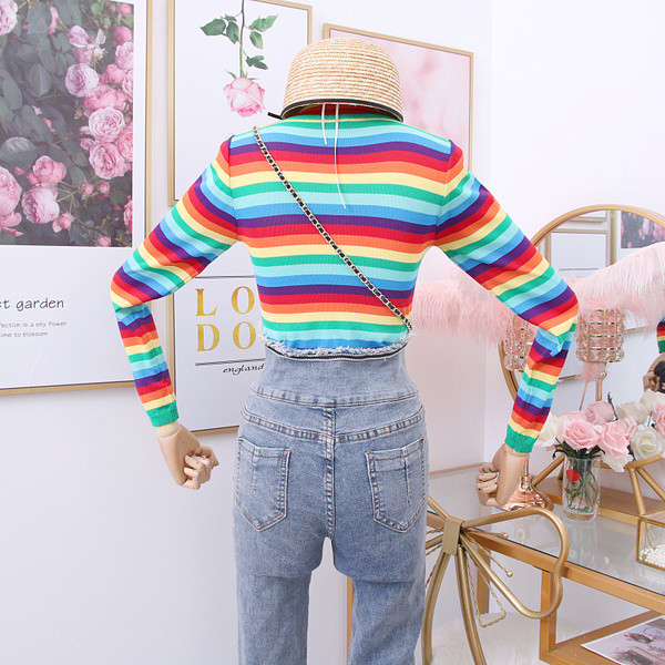 Csíkos női dáma új modellje pólógallérral és cipzárral