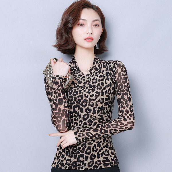 Modern női blúz V-nyakú és leopárd mintával