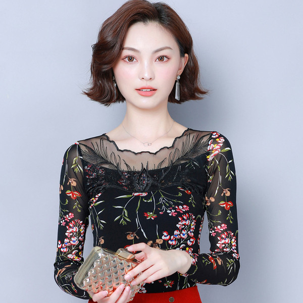 Μοντέρνα γυναικεία μπλούζα σε τρία χρώματα με φυτικά μοτίβα και κεντήματα