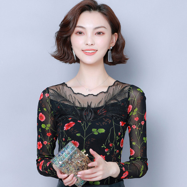 Μοντέρνα γυναικεία μπλούζα σε τρία χρώματα με φυτικά μοτίβα και κεντήματα