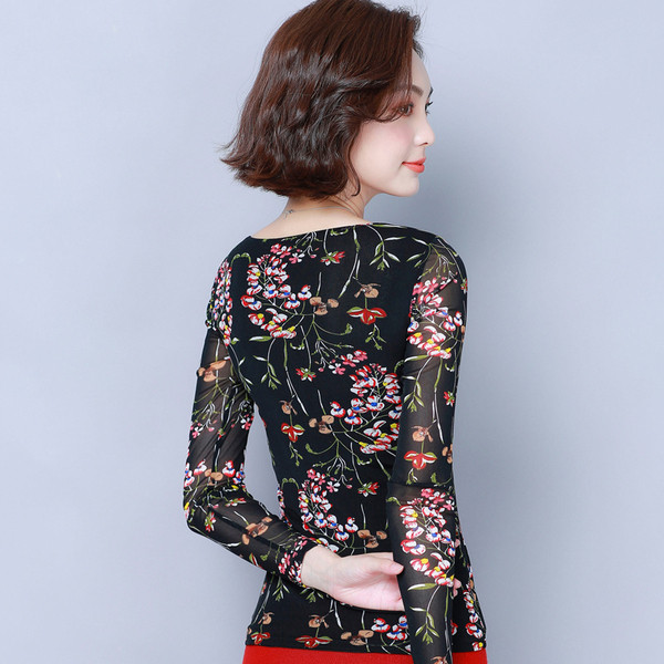 Μοντέρνα γυναικεία μπλούζα σε τρία χρώματα με φυτικά μοτίβα και κεντήματα