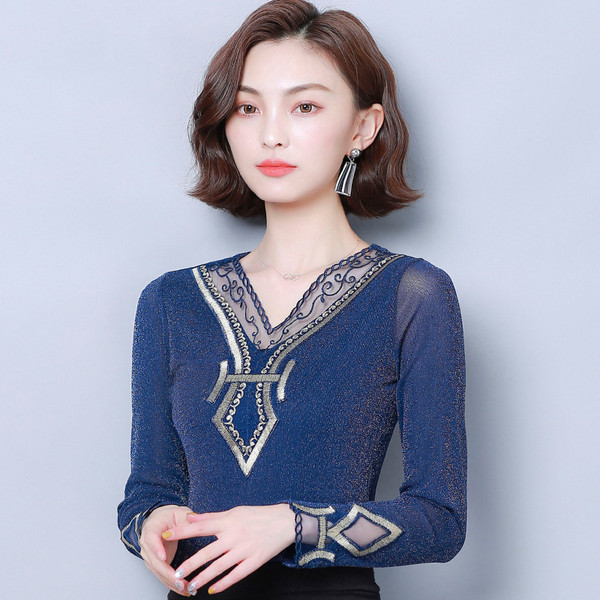 Κομψή γυναικεία μπλούζα σε τρία χρώματα με κεντήματα