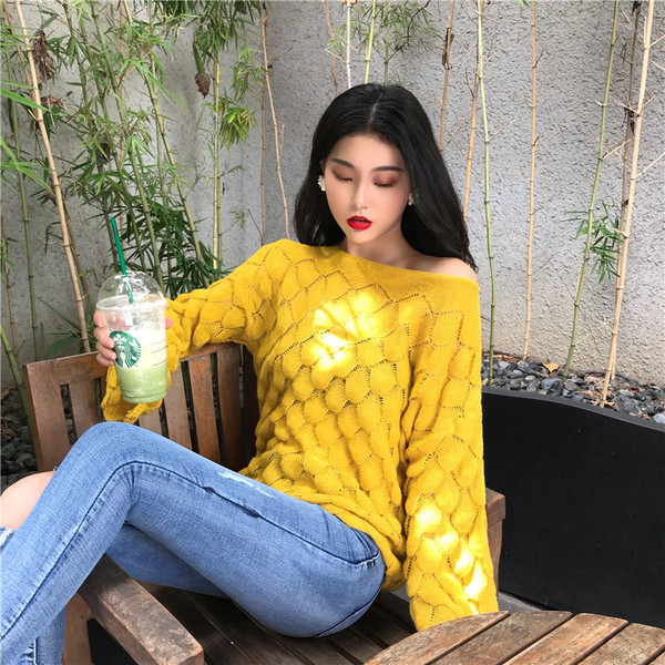 Μοντέρνο  γυναικείο πουλόβερ  με φαρδιά μανίκια σε λευκό και κίτρινο χρώμα