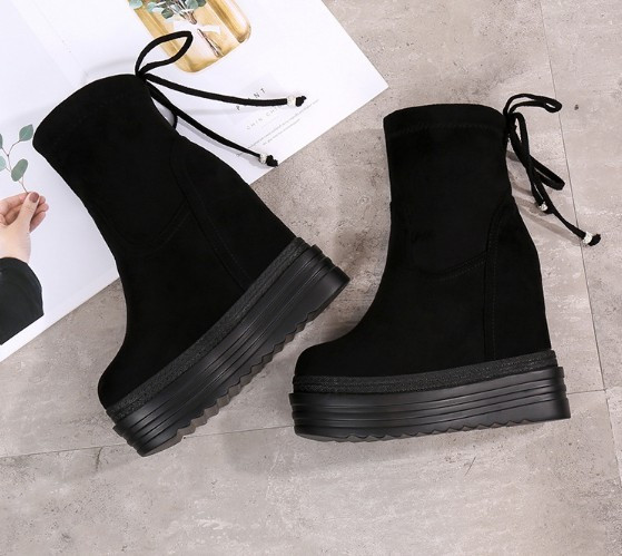 Γυναικείες μπότες από οικολογικό σουέτ σε μαύρο χρώμα με πλατφόρμα 