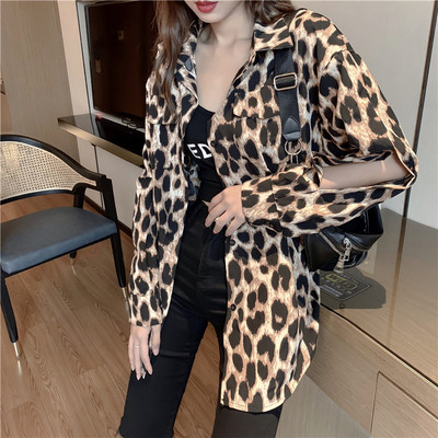 Modern női ing kivágott ujjakkal, leopárdmintával