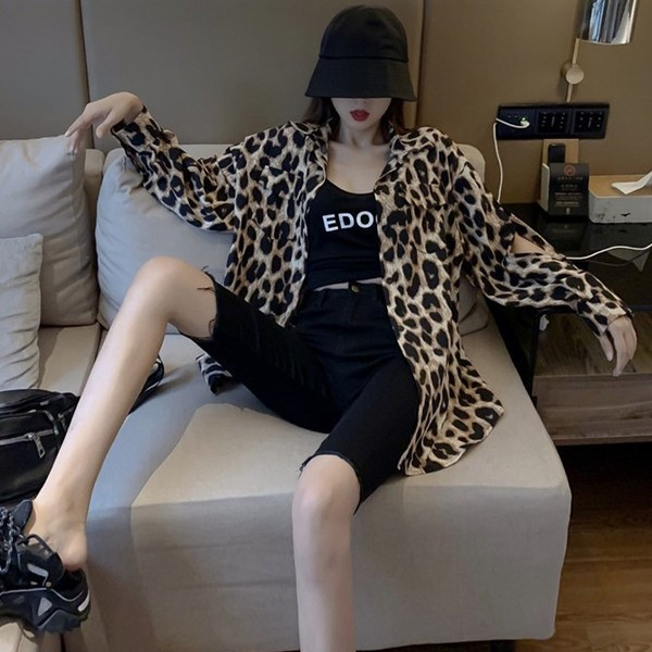 Modern női ing kivágott ujjakkal, leopárdmintával