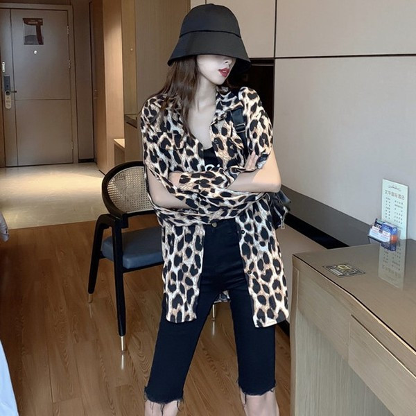 Modern női ing kivágott ujjakkal, leopárdmintával