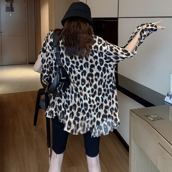 Modern női ing kivágott ujjakkal, leopárdmintával