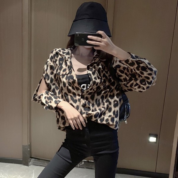 Modern női ing kivágott ujjakkal, leopárdmintával