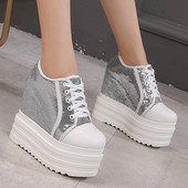 Γυναικεία αθλητικά παπούτσια με ψηλή πλατφόρμα με πούλιες σε γκρι και μαύρο χρώμα