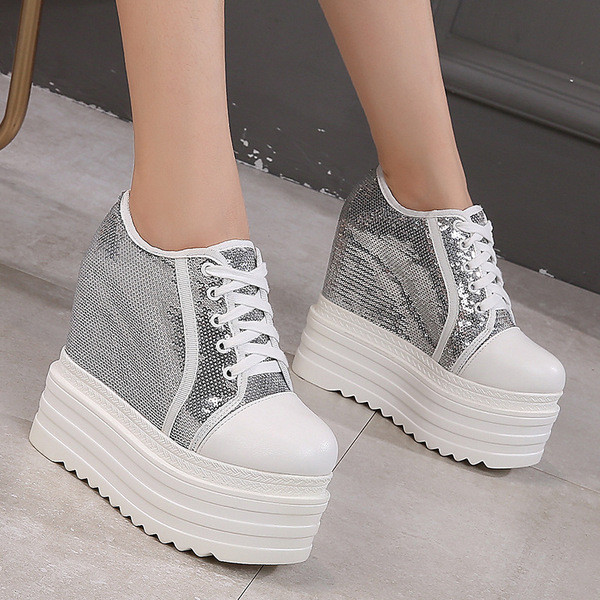 Γυναικεία αθλητικά παπούτσια με ψηλή πλατφόρμα με πούλιες σε γκρι και μαύρο χρώμα