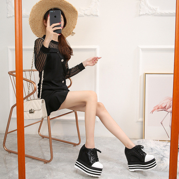 Γυναικεία αθλητικά παπούτσια με ψηλή πλατφόρμα με πούλιες σε γκρι και μαύρο χρώμα