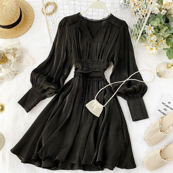 Κομψό γυναικείο μακριμάνικο φόρεμα σε μαύρο και άσπρο χρώμα